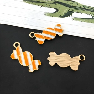 Detail van snoepvormige legering bedeltjes met oranje en wit emaille voor doe-het-zelf