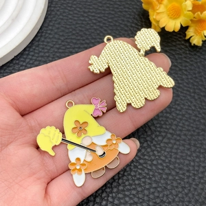 Gedetailleerd voor- en achteraanzicht van emaille kabouterhangers voor DIY-sieraden maken