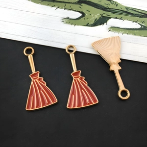 Detail van rode emaille bezemhangers met goudkleurige metalen achterkant voor sieraden