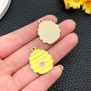 Detail van gele honingraathanger met roze hart voor DIY-sieraden maken