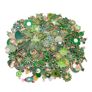 Set di ciondoli smaltati verdi con cactus e quadrifoglio per creazione di gioielli