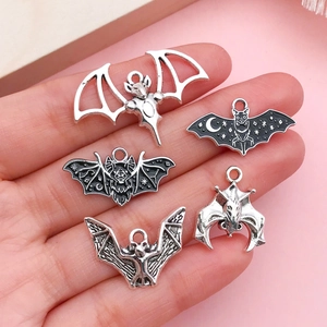 Σετ πέντε κρεμαστά νυχτερίδα Halloween από κράμα για DIY κατασκευή κοσμημάτων σε διάφορα σχέδια