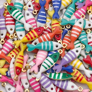 Dettaglio di ciondoli a forma di pesce colorati in smalto per creazioni gioielli fai da te