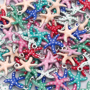 Macro di ciondoli a stella marina in smalto colorato con pois bianchi per gioielli fai da te