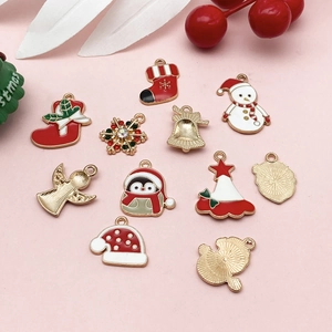 Mix aus 50 bunten Weihnachtsanhängern aus Legierung mit Rentier und Schneemann Motiven