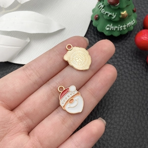 Details der Weihnachtsanhänger mit Weihnachtsmann und strukturierter Goldrückseite