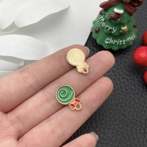 Detailansicht bunter Lutscher Weihnachtsanhänger mit Schleife und Festtagskulisse