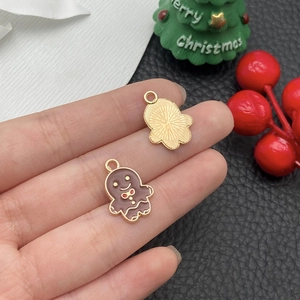 Detail von Lebkuchenmann-Anhängern aus Emaille und Goldlegierung für DIY-Weihnachtsschmuck