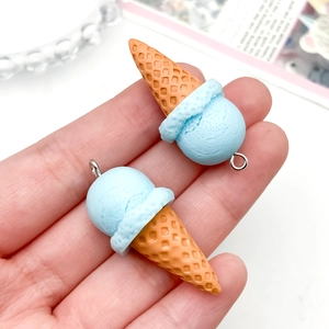 Nahaufnahme der Eiscreme-Anhänger aus Harz mit blauer Kugel und Waffelstruktur