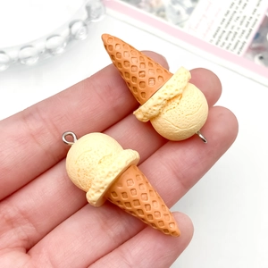 Nahaufnahme der Mini-Eistüten-Anhänger aus Harz mit strukturierter Creme und Waffeldetails
