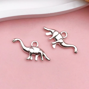 Detail van zilveren dinosaurus hangers voor DIY kettingen en sleutelhangers maken