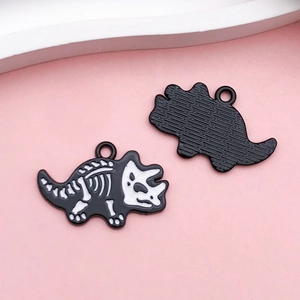 Detail van de triceratops skelet emaille hanger voor DIY sieraden accessoires maken