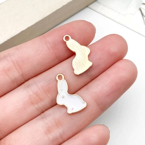 Vue détaillée de breloques lapin et carotte pour bijoux DIY tenues en main