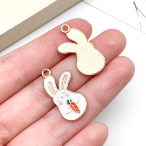 Détail de pendentifs lapin blanc avec carottes pour bijoux DIY et bracelets créatifs