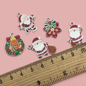 Detail of Christmas oil-drop alloy charms with ruler showing 2-3cm size dimensions