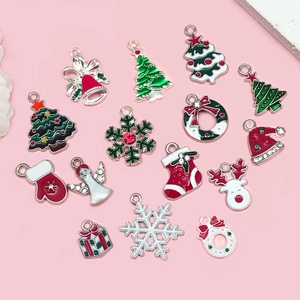 Diverse kerstbedeltjes van emaille met rendier en boom voor het zelf maken van sieraden