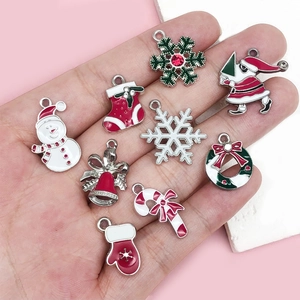 Diverse kersthangers van legering met sneeuwpop en bellen voor DIY sieraden maken