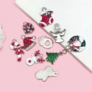 Detailoverzicht van zilveren kerstbedeltjes inclusief zuurstokken, bellen en rendieren