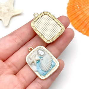Gros plan détaillé du pendentif étoile de mer bleue avec dos doré et incrustation coquillage
