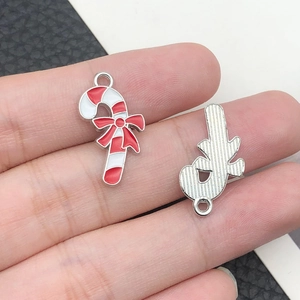 Macro-detail van kerst zuurstok hangers met rood-wit emaille en zilveren legering achterkant
