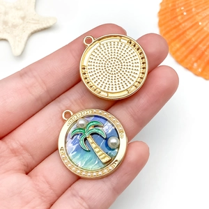 Détail de pendentifs émaillés thème île tropicale avec palmiers et perles