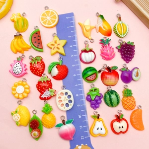 Assortiment de breloques fruits 3D en résine avec crochets pour bijoux sur fond rose