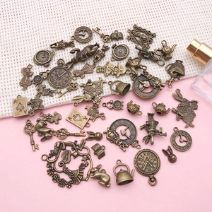Details von Vintage-Bronze-Anhängern im Alice-Stil mit Uhren, Kaninchen und Teekannen