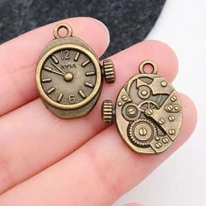 Makroaufnahme von Vintage-Bronze-Anhängern mit Zahnrädern und Zifferblatt-Details