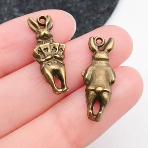 Detaillierte Nahaufnahme antiker Bronze-Hasenanhänger mit feinen Metalltexturen
