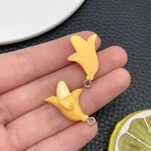 Vue macro de breloques bananes en résine pour bijoux DIY et accessoires de téléphone