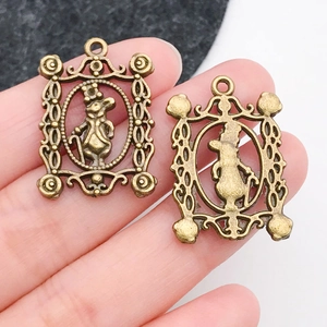 Nahaufnahme von Vintage-Bronze-Hasenanhängern in verzierten Rahmen für DIY-Schmuck
