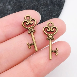 Makroaufnahme von zwei Vintage-Bronzeanhängern in Herzform für DIY-Schmuck