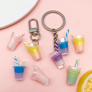 Bunte Mini-Milchshake-Anhänger aus Harz mit Strohhalmen und Karabinerverschlüssen