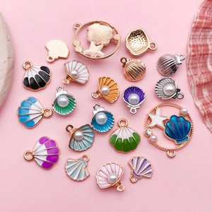 Set mit 20 bunten Emaille-Meeresmuschel-Anhängern mit Perlen für DIY-Schmuckherstellung