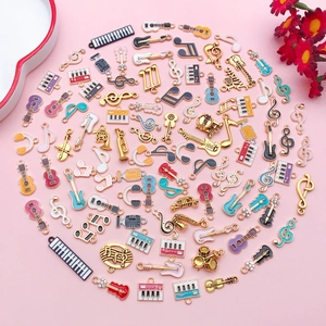 Set di ciondoli strumenti musicali colorati con chitarra e note per gioielli fai da te