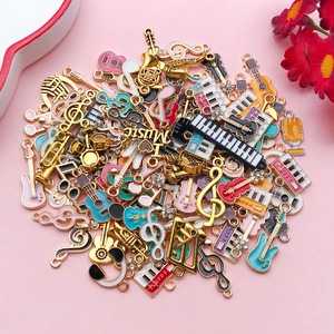 Set di ciondoli strumenti musicali colorati con chitarra e pianoforte per gioielli