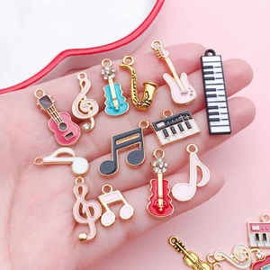 Ciondoli colorati in smalto a forma di strumenti musicali come chitarra e pianoforte
