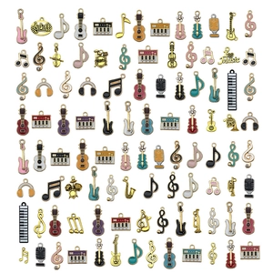 Ensemble de breloques musicales en émail coloré avec guitare piano et notes