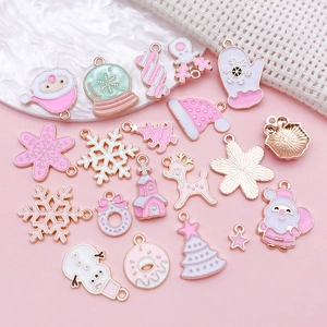 Ciondoli natalizi rosa e bianchi con Babbo Natale e fiocchi per creazione di gioielli DIY
