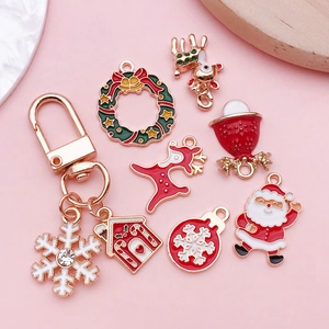 Ensemble détaillé de breloques de Noël en émail avec pendentifs renne et flocon de neige