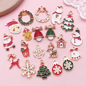 Détail de breloques de Noël émaillées colorées pour la création de bijoux DIY