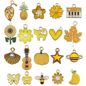 Lot de 20 pendentifs en émail jaune avec tournesols, animaux et instruments de musique