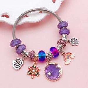 Pulsera de cuentas de resina violeta con resorte plateado y colgantes de flores