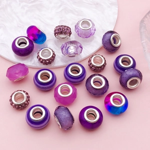 Detalle de cuentas de resina violeta facetadas con núcleos de plata para pulseras DIY