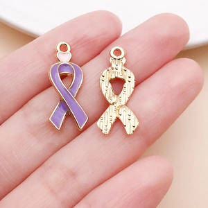 Dettaglio macro di ciondoli a nastro in smalto rosa e viola con retro dorato ruvido