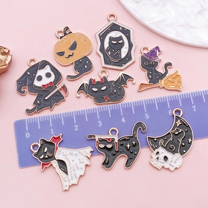 Σετ 8 γούρια γάτας Halloween από σμάλτο με χρυσή επίστρωση σε ροζ φόντο