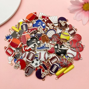 Nahaufnahme von Emaille-Sportanhängern wie Basketball und Tennisschläger für DIY-Schmuck
