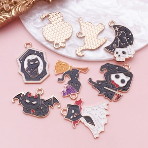 Λεπτομέρεια από κρεμαστά γατάκια Halloween από κράμα με μαύρο σμάλτο και χρυσό φινίρισμα