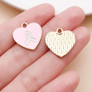 Ciondolo a cuore in smalto rosa con nastro bianco, vista fronte e retro in lega dorata