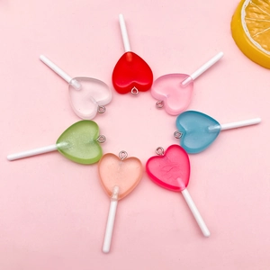 Macro di ciondoli a lecca-lecca a cuore in resina colorata con anelli metallici per gioielli fai da te